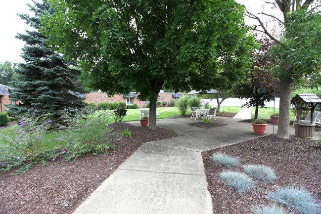 The Laurels of Bedford: Courtyard