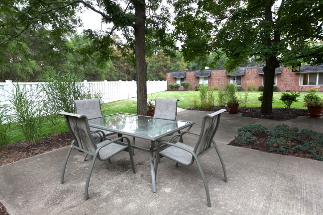 The Laurels of Bedford: Courtyard