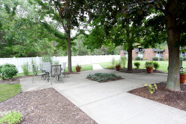The Laurels of Bedford: Courtyard